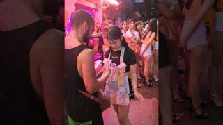 REGALO SOLDI💰IN SOI 6 A PATTAYA !!!🐷#pattaya #travel #thailand #nightlife #soi6 #podcast #shorts