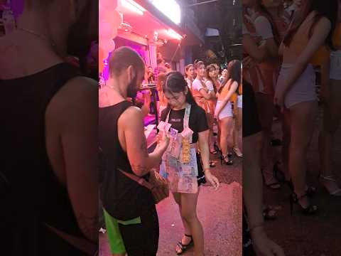 REGALO SOLDI💰IN SOI 6 A PATTAYA !!!🐷#pattaya #travel #thailand #nightlife #soi6 #podcast #shorts