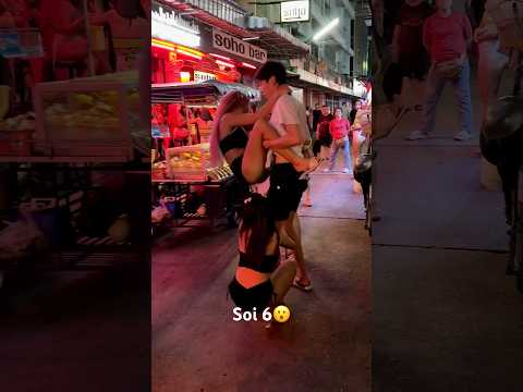Catch the client if you can, Soi 6 , Pattaya 😃#shorts #thailand #pattaya #nightlife #ladyboy