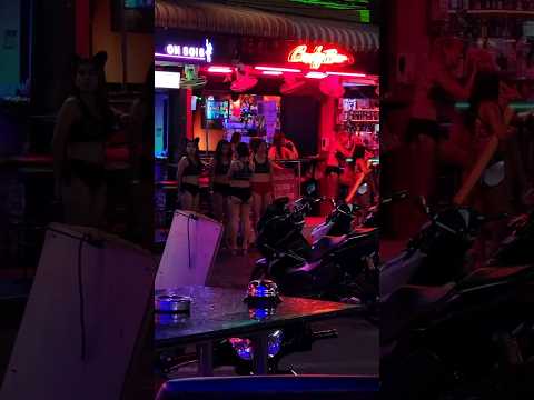 Pattaya Nightlife 👯‍♂️🍻 Having A Beer On Soi 6 #pattaya #pattayanightlife #pattayabeach