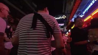 Soi 6 Pattaya Monday night walk around. Getting a fresh fruit juice drink is refreshing. Busy biz爱彼迎