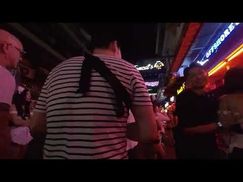 Soi 6 Pattaya Monday night walk around. Getting a fresh fruit juice drink is refreshing. Busy biz爱彼迎