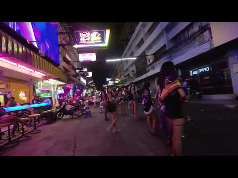 Soi 6 Pattaya sunday night turtle walk through. Happy mountain village peoples. Land of the free六巷子里