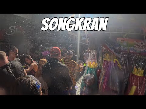 🇹🇭INSANE Songkran on Soi 6 Pattaya Thailand ● 4K Video Walk