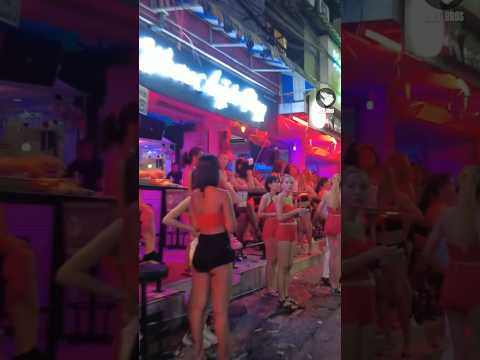 Showtime starts right now 🫣 Soi 6, Pattaya, Thailand.