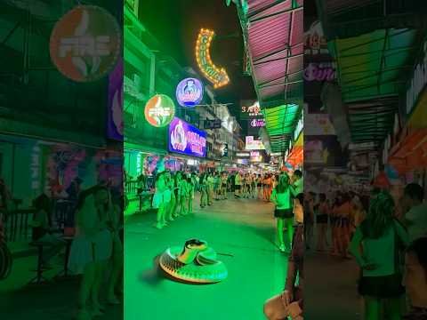 "HUGE Snake SUDDENLY Appears on Soi 6, Pattaya! 🐍🚨 (Caught on Camera!)" #soi6pattaya #nightlife