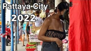 Pattaya, 2022 : What do Pattaya girls do at the flea market ?
