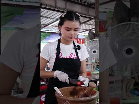 Thai Girl Cooking 🌶 Spicy Papaya Salad at Local Market in Pattaya | Thai Street Food