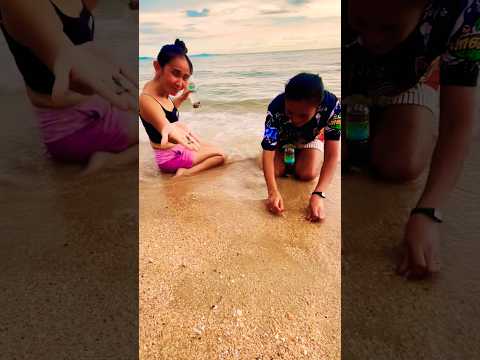 Thailand – Thai Girls Catching Clams #thailand #pattaya #beach