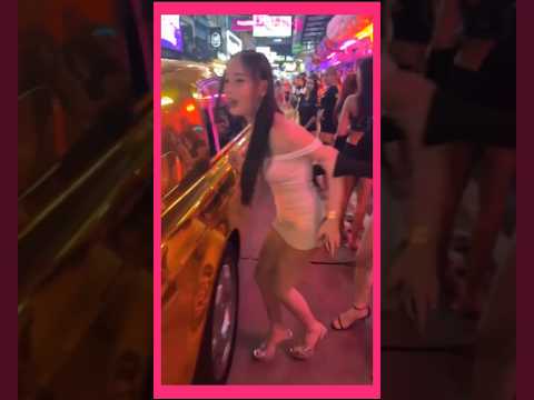 Gold #rollsroyce makes Girls Crazy on #soi6 #pattaya #Thailand #Asia #funny see bio 💰😱🌸💯