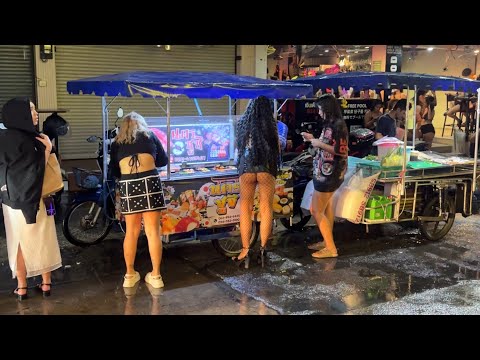Soi 6 em pattaya Halloween com muita chuva #thailand